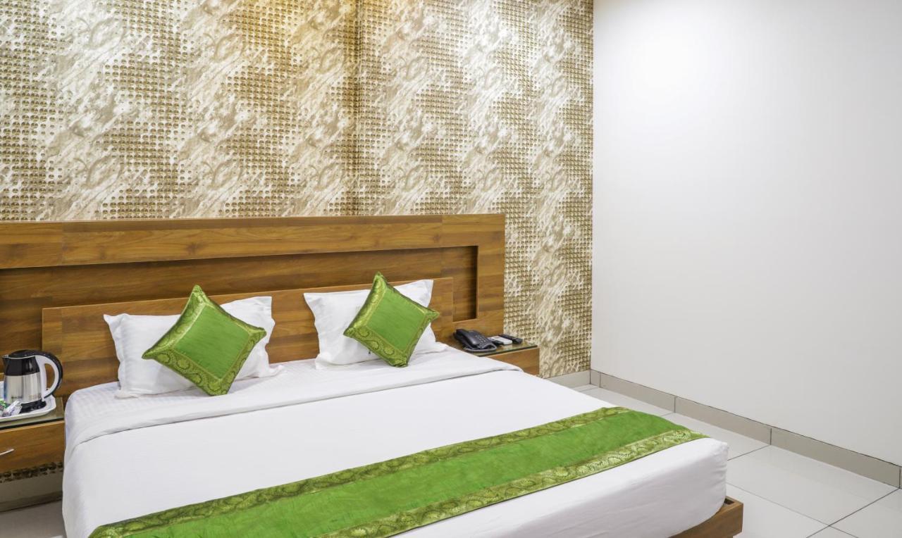 Treebo Trip Kapil Royalista Hotel Ludhijána Kültér fotó
